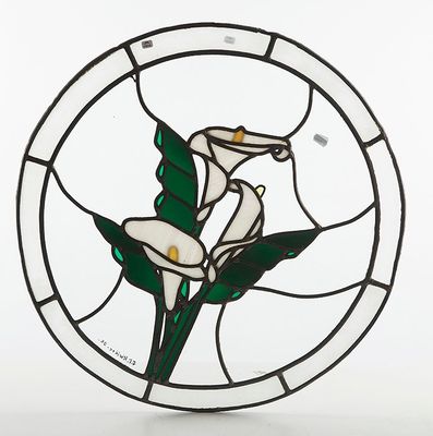 un vitrail représentant une fleur blanche dans un cercle