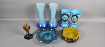 beaucoup de vases et de coupes en verre sur la table