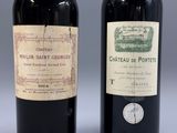 deux bouteilles de vin posées l'une à côté de l'autre sur une table