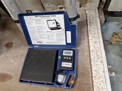 une boîte bleue contenant une balance et un téléphone portable