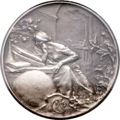 une image représentant une médaille d'argent sur laquelle figure une femme assise sur un rocher