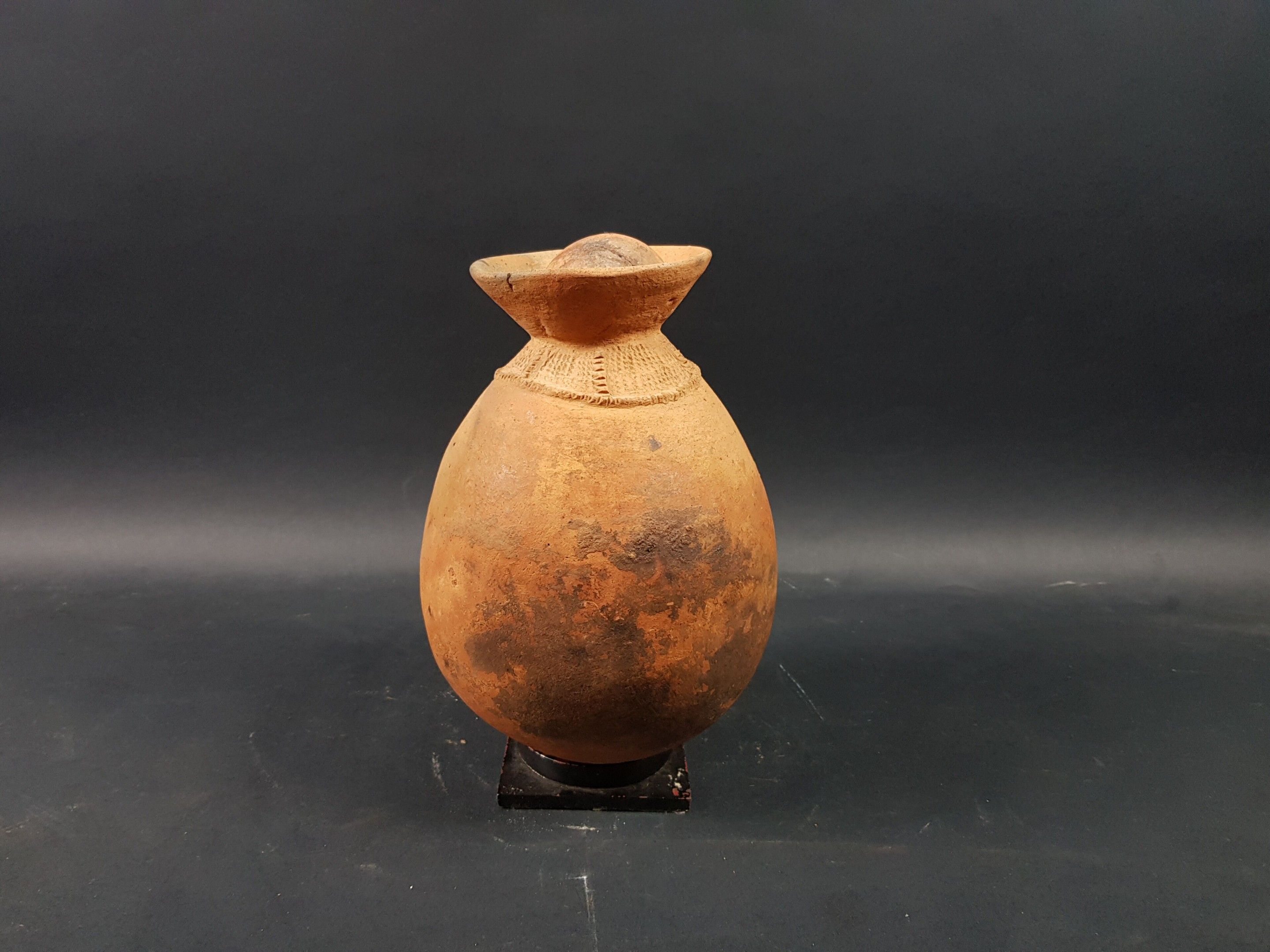 Urne Djenné, Mali IX - XIIIe siècle Ancienne urne provenant de la région de Djenné dans le delta intérieur du Niger. ...