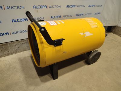 un fût jaune posé sur un sol en béton, à côté d'un panneau