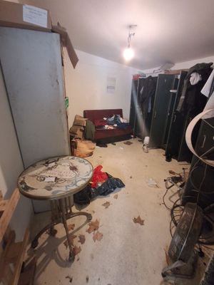 une photo d'une chambre en désordre, avec beaucoup d'objets éparpillés par terre