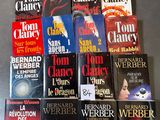 une pile de livres posés les uns à côté des autres sur une table