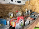 de nombreuses caisses de nourriture sur une étagère à l'arrière d'un camion
