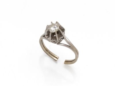 gros plan d'une bague en diamant sur fond blanc