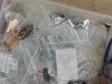 un récipient en plastique rempli d'objets divers posé sur une table