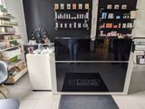 une photo d'un magasin avec une enseigne en noir et blanc