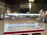 une vitrine posée sur une palette dans un entrepôt