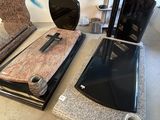 Plusieurs œuvres d'art sont exposées sur une table dans un musée