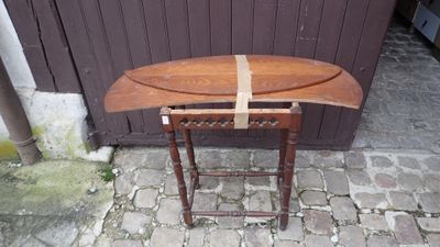 Petite table ovale en chêne sur un piétement en bois tourné …