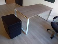 1 bureau, 1 table, 1 fauteuil, 2 caissons, 1 armoire basse m…