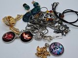 un tas de bijoux posé sur une table