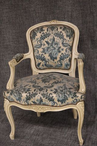 Fauteuil cabriolet de style Louis XV rechampi blanc garnie de tis...