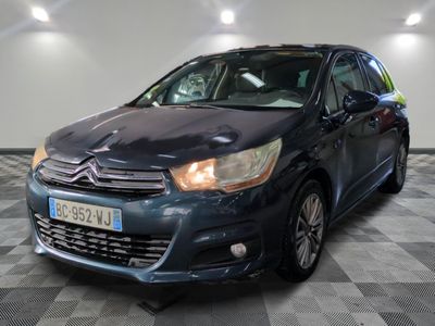 la citrole bleue est garee sur un carrelage en damier