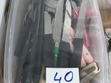 un récipient en plastique contenant divers ustensiles de cuisine