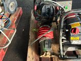 deux petites machines posées l'une à côté de l'autre sur une palette