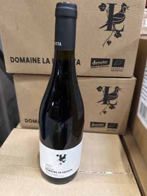 une bouteille de vin posée sur une table