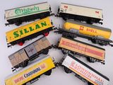 six wagons de train miniature alignés sur une table