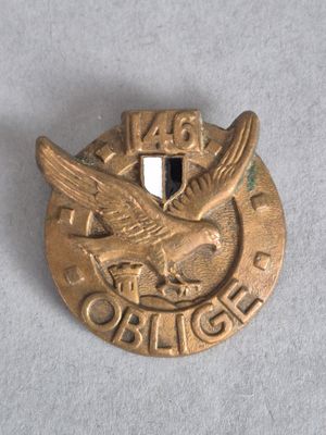 une image représentant une broche en or ornée d'un oiseau