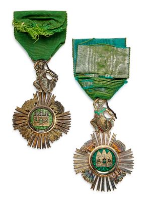 deux médailles et un ruban vert sur fond blanc