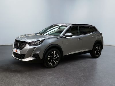 un SUV argenté garé dans une pièce aux murs blancs