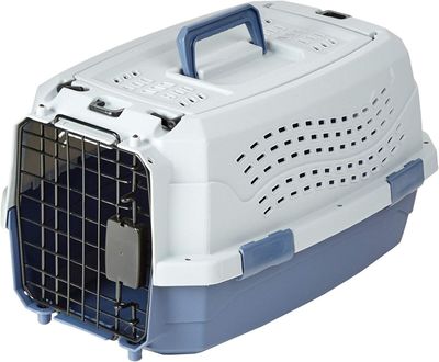 un gros plan d'une cage de transport pour chien dont la porte est ouverte