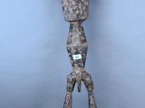 statue d'un homme les mains levées vers le ciel