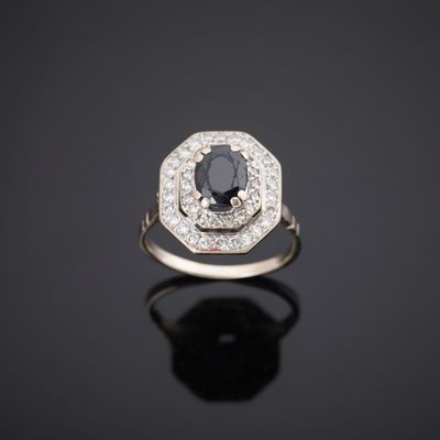 une bague en or blanc sertie d'un diamant noir