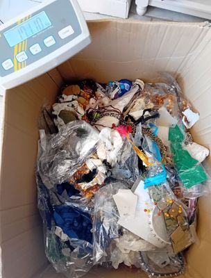 une boîte remplie de déchets, avec une balance à l'intérieur