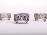 trois bols en verre argenté et bleu empilés les uns sur les autres