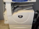 une imprimante posée sur un bureau à côté d'un ordinateur