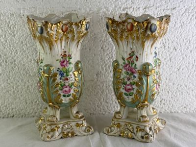 deux vases posés sur une table