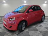 Une Smart rouge est garée sur un sol à damier
