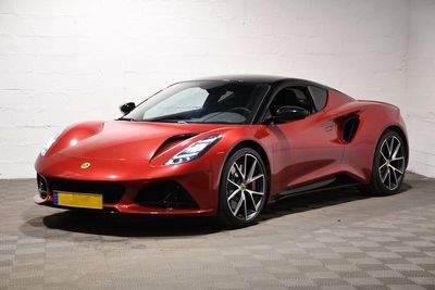 La voiture de sport rouge est garée dans le garage.