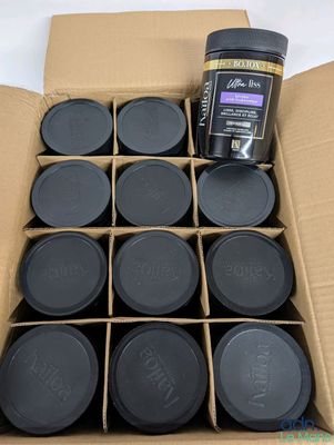 une boîte en carton remplie de gobelets en plastique noirs et d'un pot de café