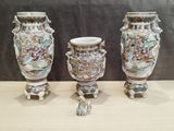 trois vases posés sur une table