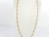 un collier à chaîne en or sur un mannequin mannequin mannequin mannequin mannequin mannequin mannequin mannequin mannequin mannequin