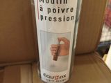 un gobelet en plastique posé sur une boîte en carton