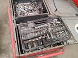 une boîte à outils contenant de nombreux outils