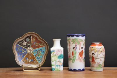 Coupelle en émaux cloisonnés et trois petits vases en porcel…