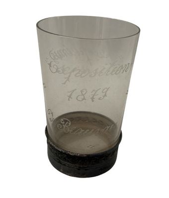 un verre à shot sur lequel est inscrit le nom d'une personne