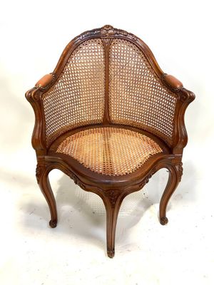 une image représentant une chaise en bois et en osier