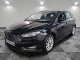 La Ford Focus noire est garée sur un sol carrelé à damier.