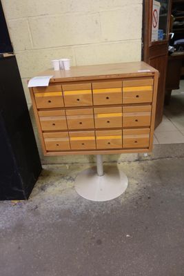 une photo d'une commode dans une pièce, avec de nombreux tiroirs
