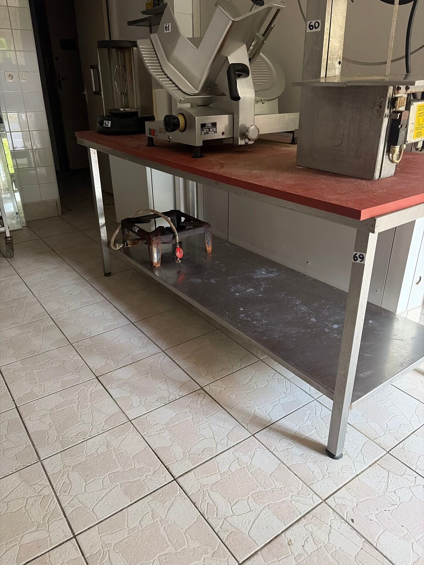 Une table inox avec plateau TEFLON.