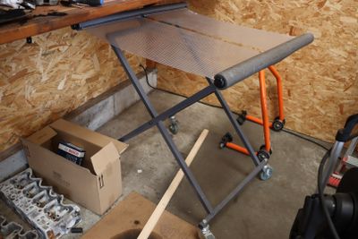 une image d'un établi dans un garage avec des outils dessus
