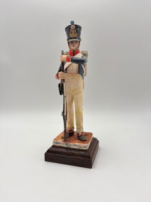 figurine représentant un soldat tenant un fusil