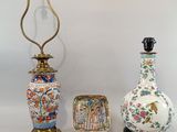 deux vases et une lampe posés sur une table avec une petite boîte